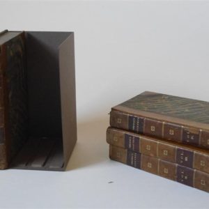 Multiple volume bookshoe