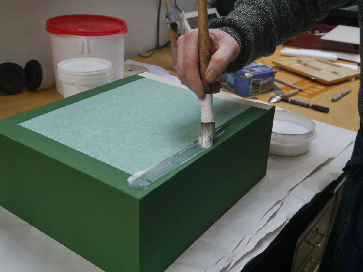 Applying glue on the tray